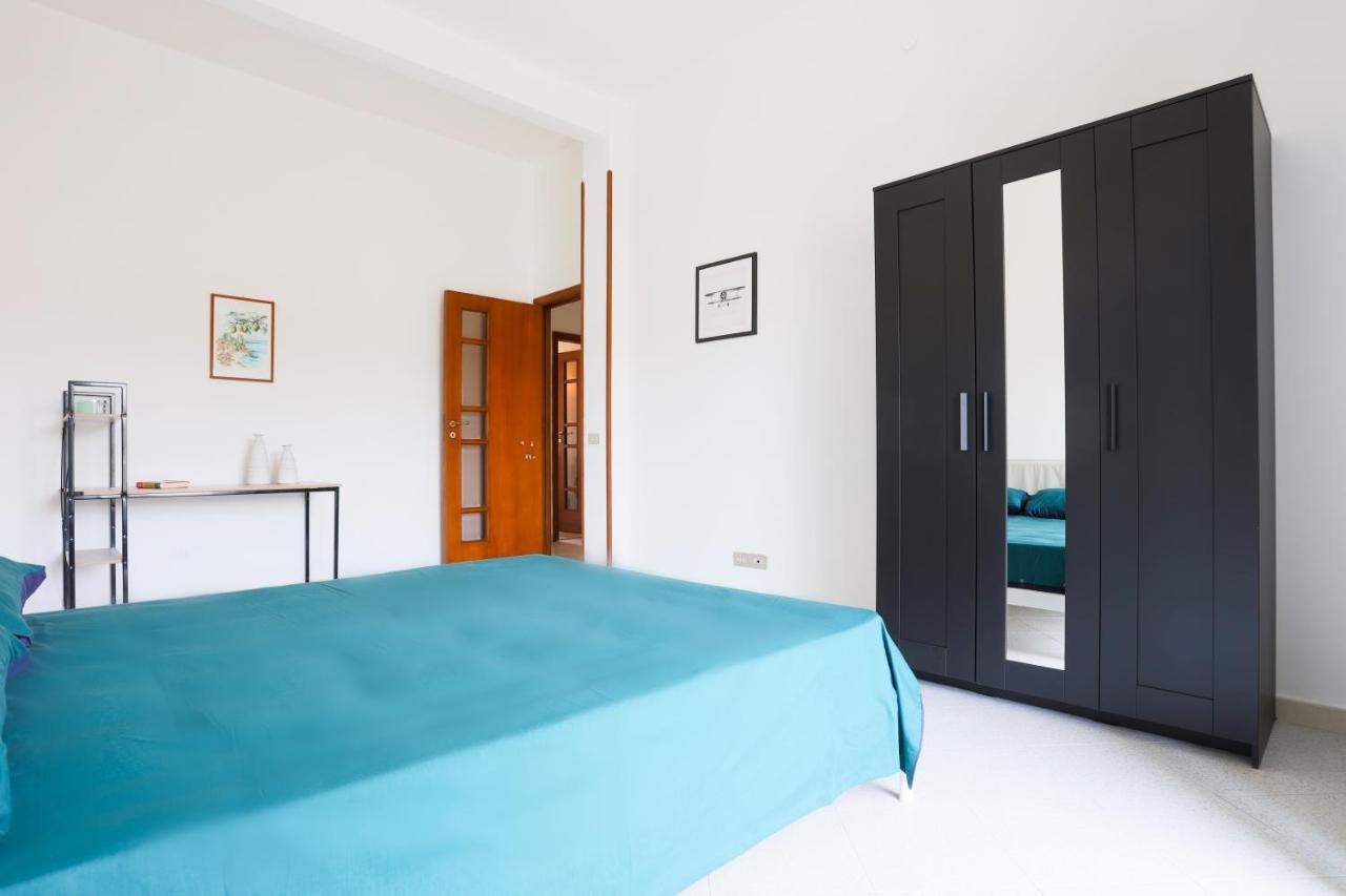 Bright Apartment Near The Sea With Parking Salerno Bagian luar foto