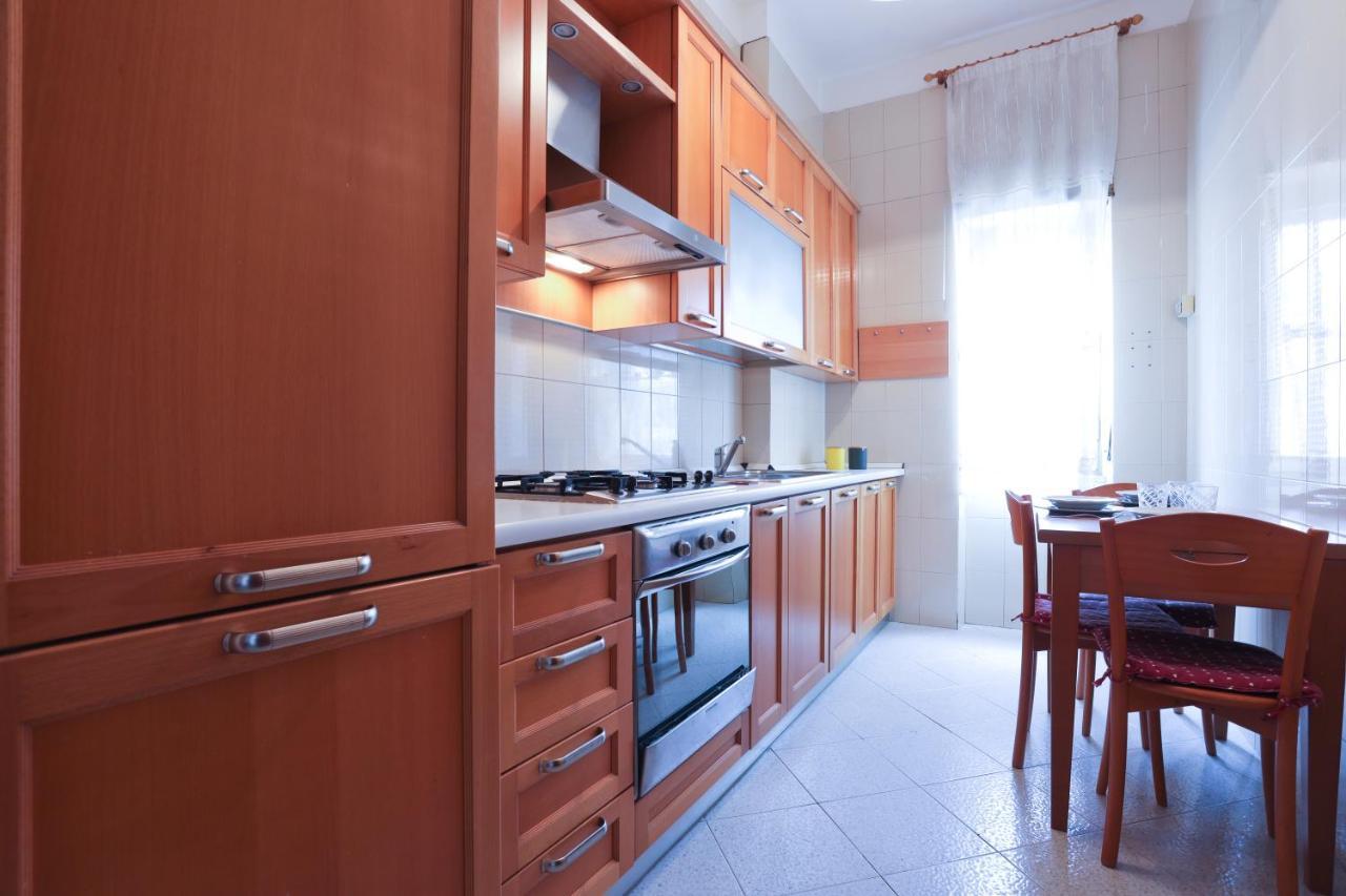 Bright Apartment Near The Sea With Parking Salerno Bagian luar foto