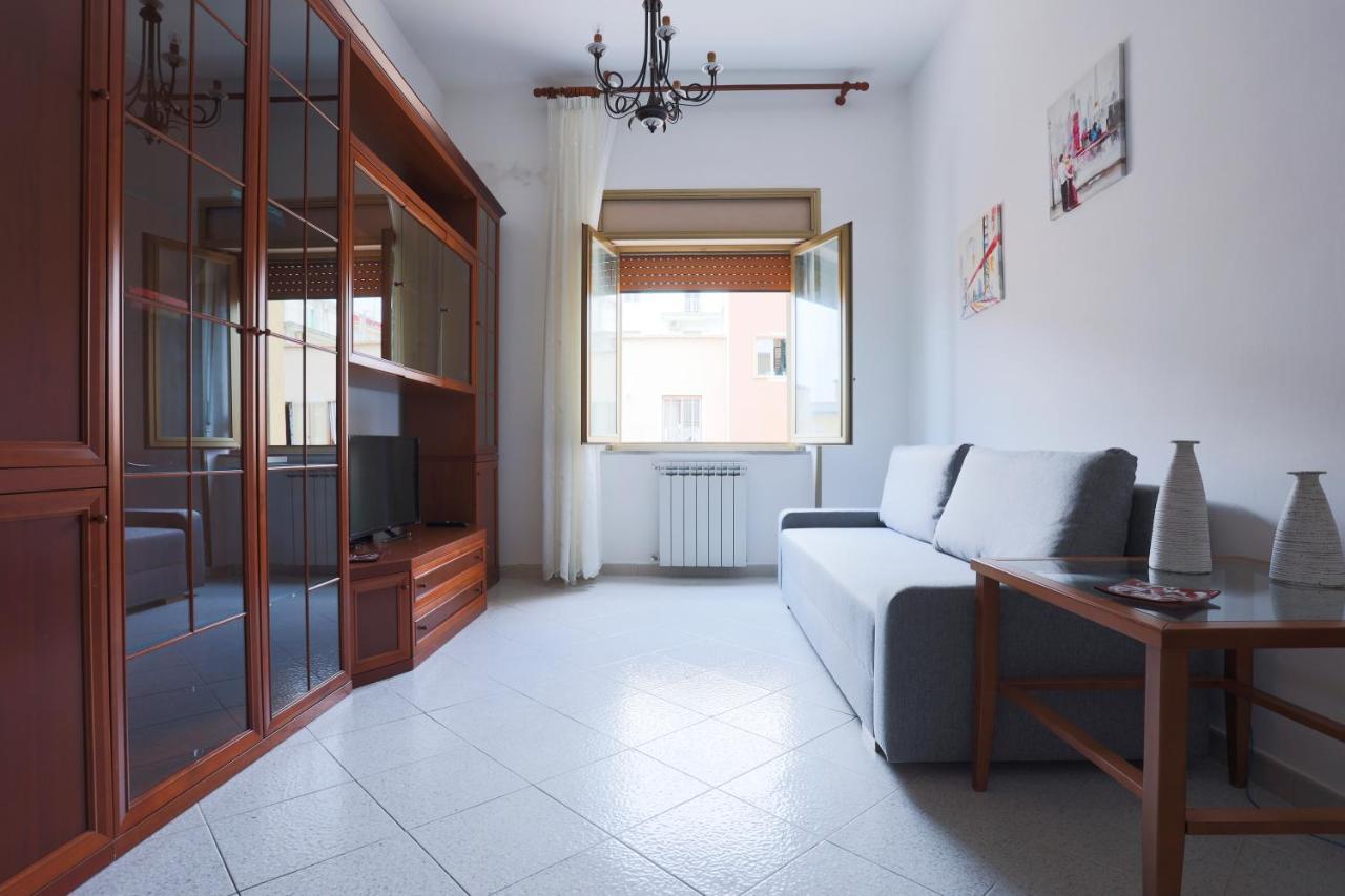 Bright Apartment Near The Sea With Parking Salerno Bagian luar foto