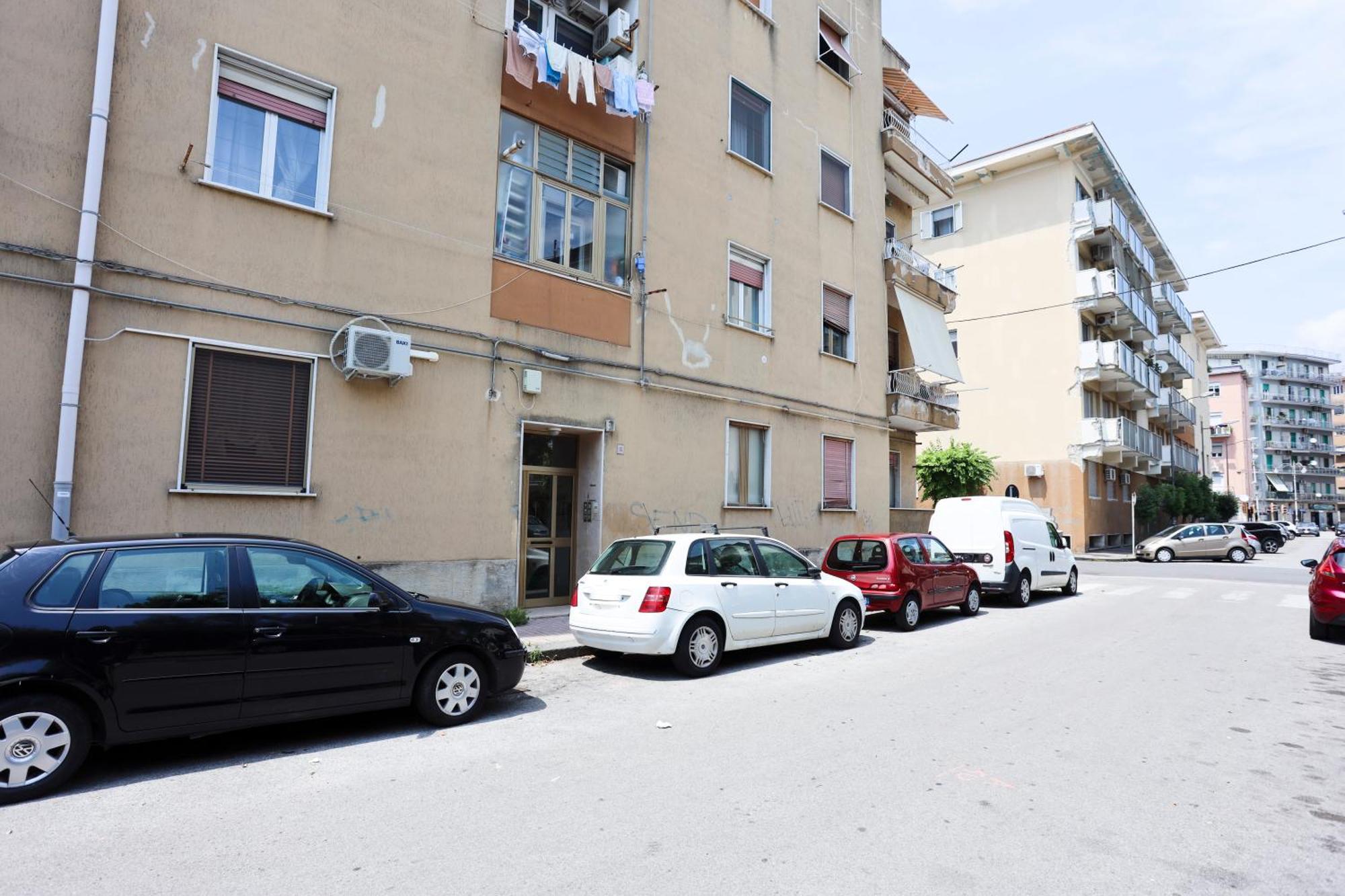 Bright Apartment Near The Sea With Parking Salerno Bagian luar foto